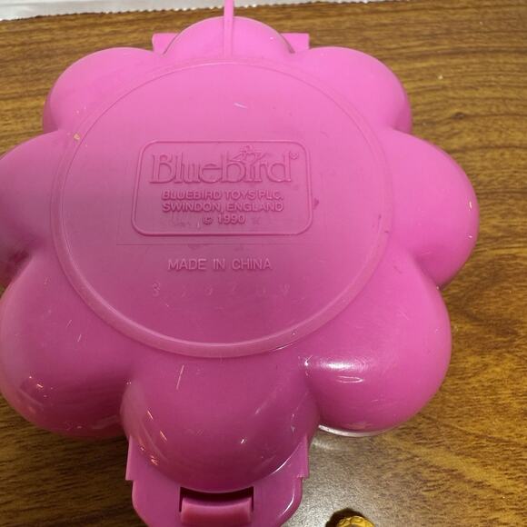 Vintage 1990 Polly Pocket Pink Flower. Mr Fry’s Restaurant & 3 Figures - Picture 3 of 3